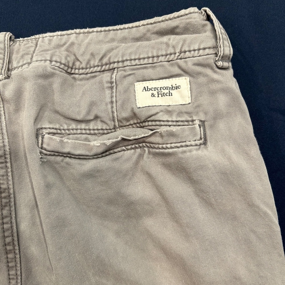 Abercrombie & Fitch Khaki Chino Pants Men’s 28x34 Slim Casual Gray